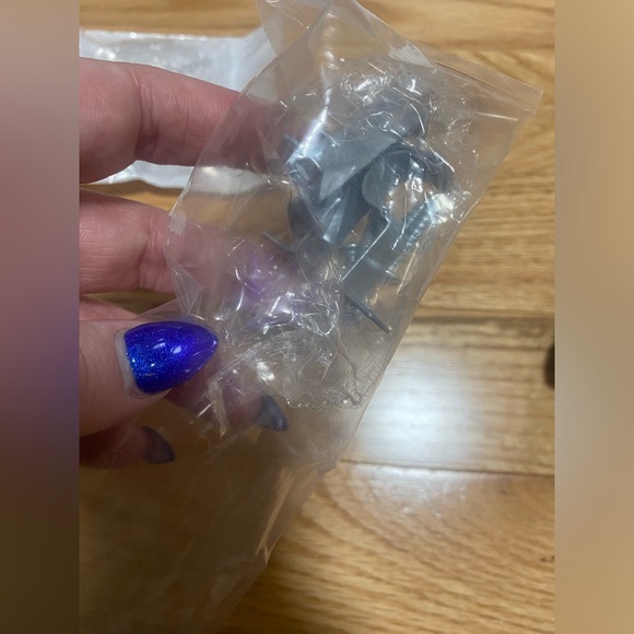 2 adjustable tension curtain rods 18-28” - Picture 3 of 3